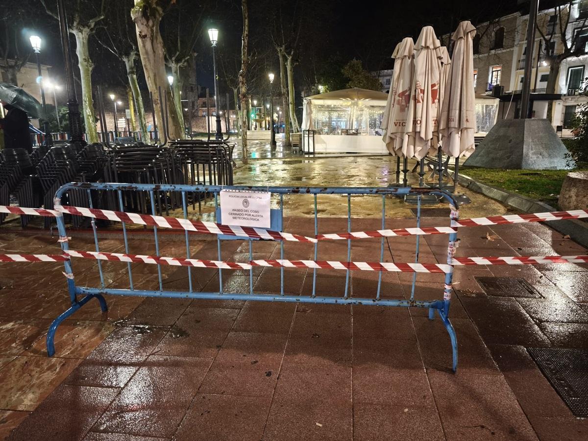 Paseo del Coso en Lucena, cerrado por precaución ante el riesgo de lluvias torrenciales y viento.