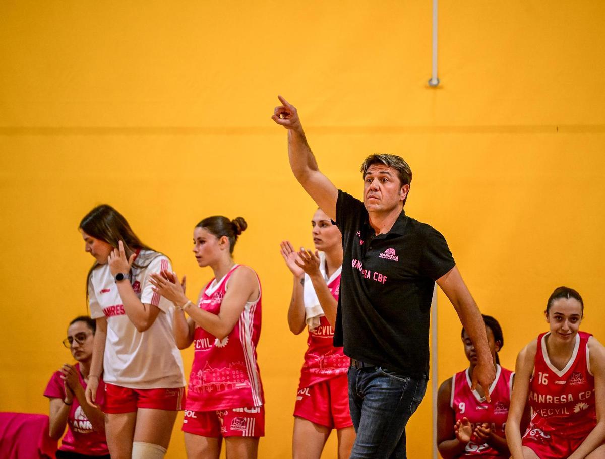 Micky Castillo, dirigint el seu equip des de la banqueta