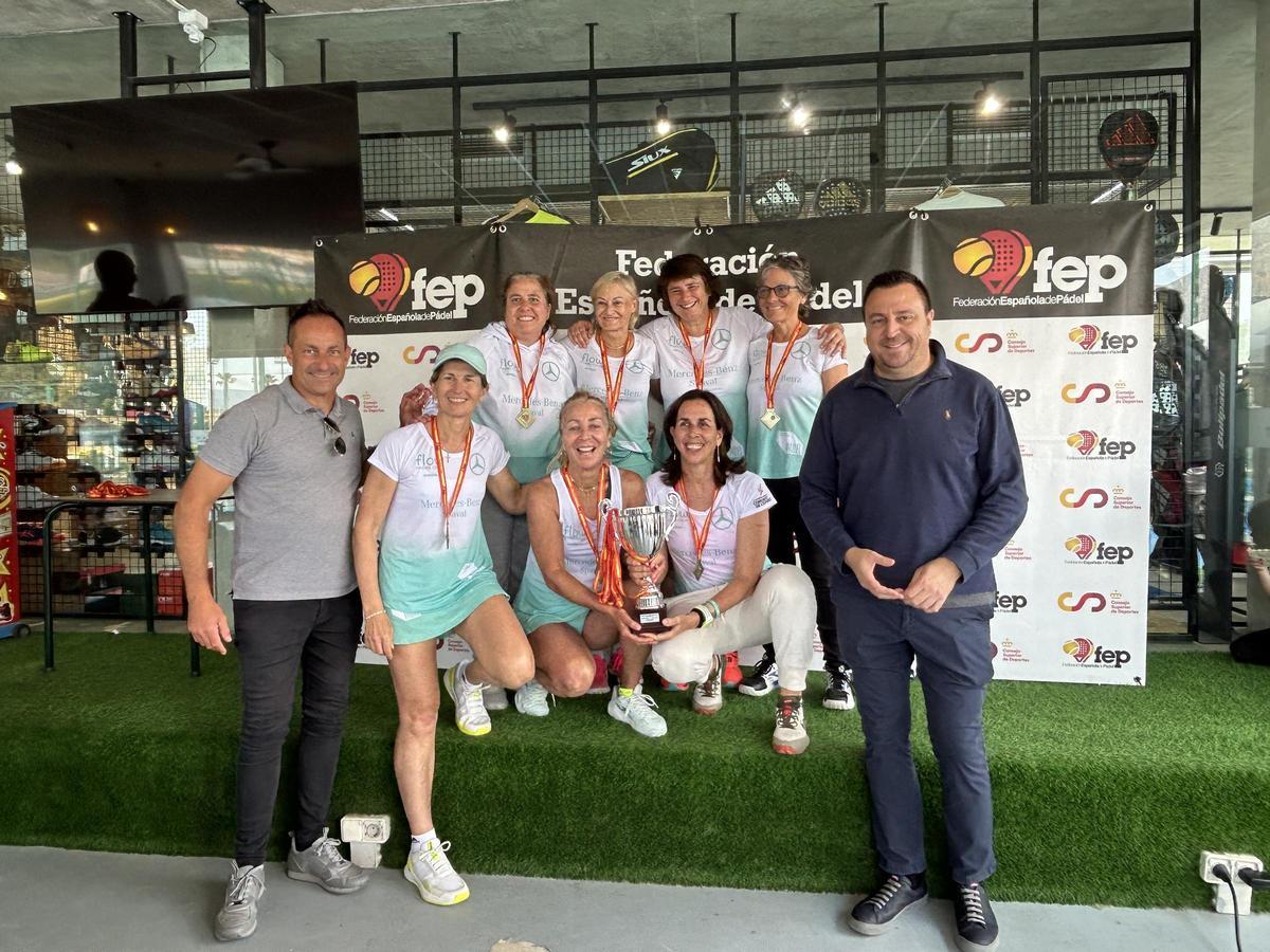 El equipo de Flow Pádel Club de Paterna en la entrega de trofeos el pasado domingo.