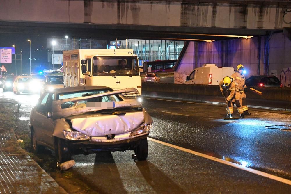 Un accidente en Alfonso Molina, a la altura de Santa Gema, en dirección a la ciudad, causó retenciones hasta el puente de A Pasaxe.