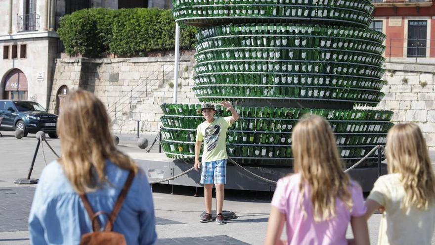 Turistas ante el árbol de la sidra.