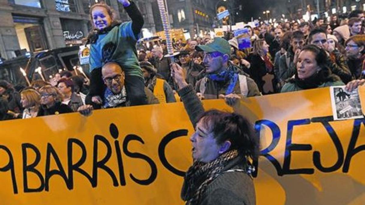 Los vecinos de Nou Barris protestan en la Via Laietana camino de la plaza de Sant Jaume, ayer por la tarde.