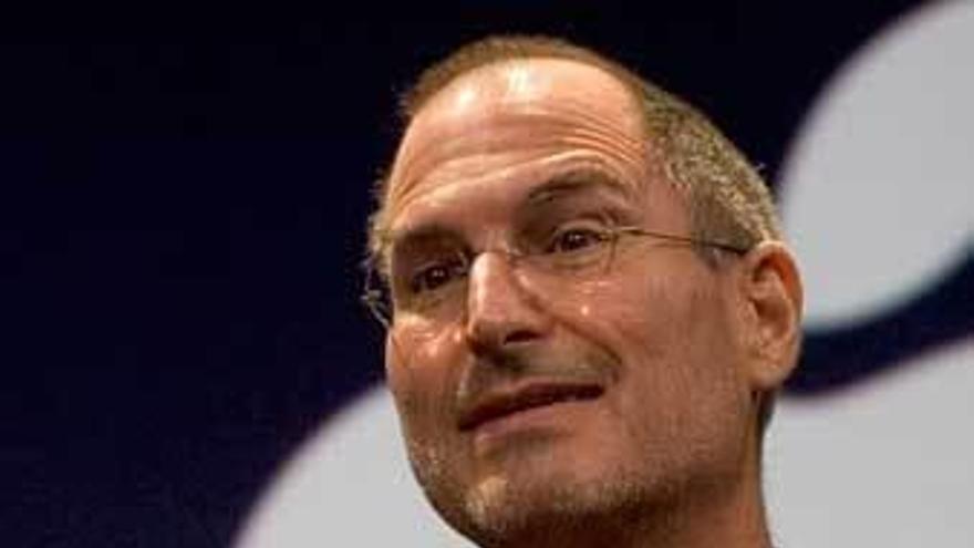 Steve Jobs, con el primer iPhone, que presentó hace diez años.