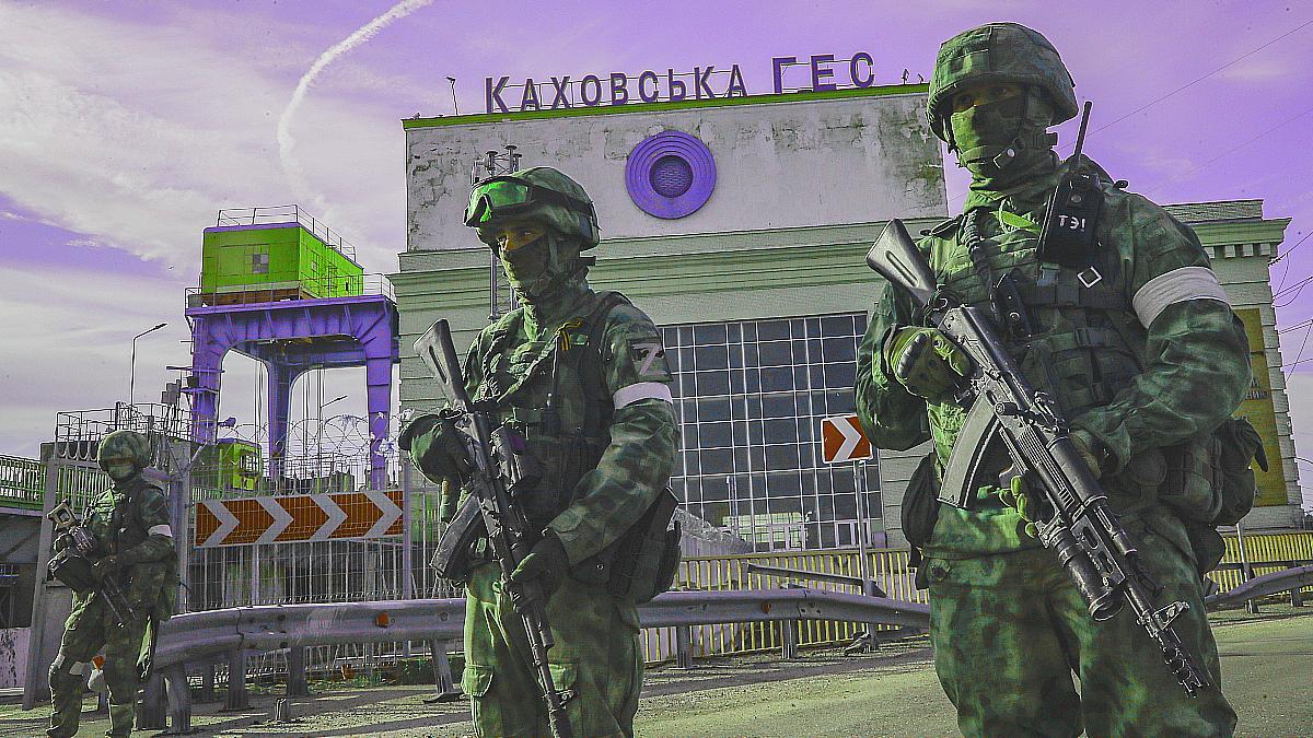 Soldados rusos ante una estación eléctrica en Jersón.