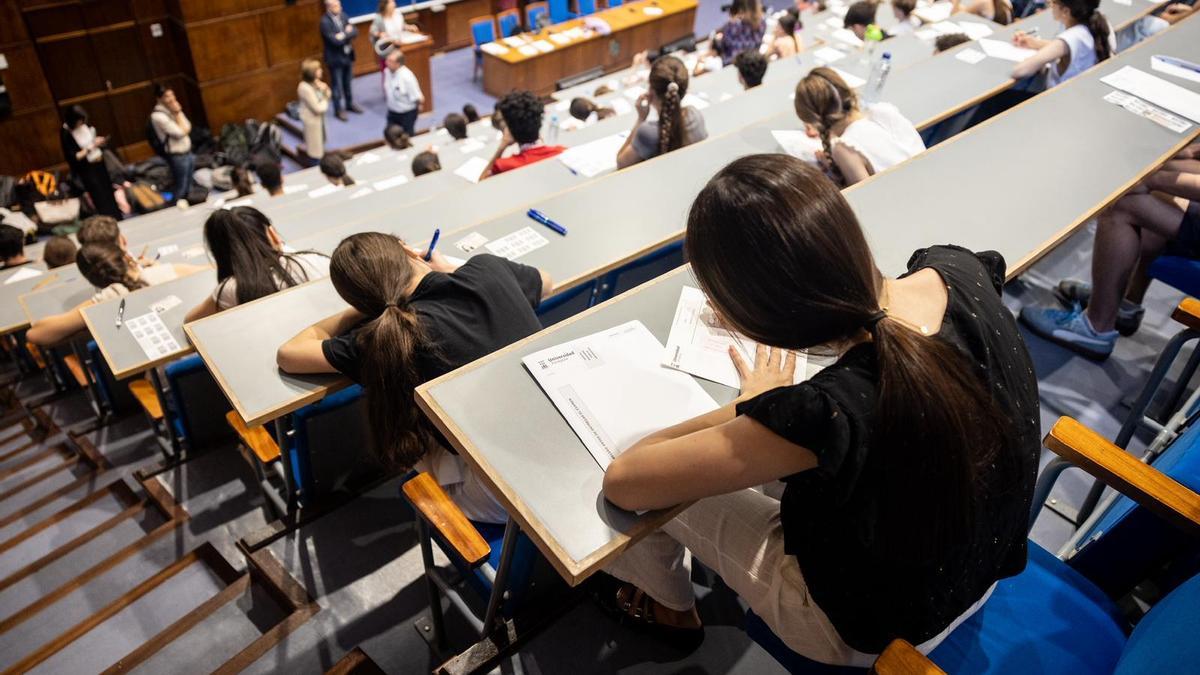 Estudiantes a pocos minuto de empezar la Prueba de Acceso a la Universidad en la Facultad de Ciencias de Zaragoza, este martes.