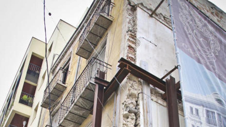 Un edificio queda al borde del derrumbe en pleno casco histórico de Orihuela