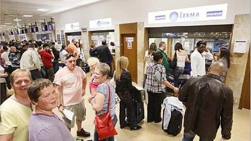 Passatgers afectats pel núvol a l&#039;aeroport Girona-Costa Brava.