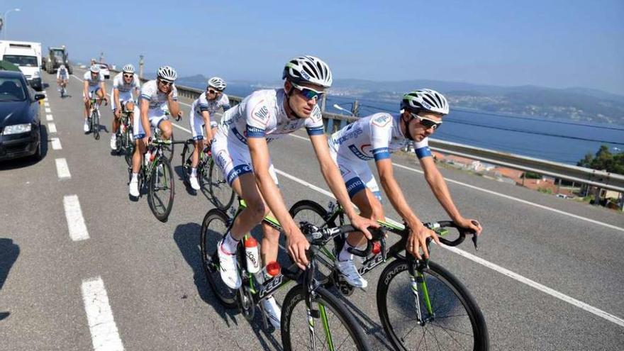 Un equipo ciclista entrena en la PO-308 a la altura de Raxó. // Gustavo Santos