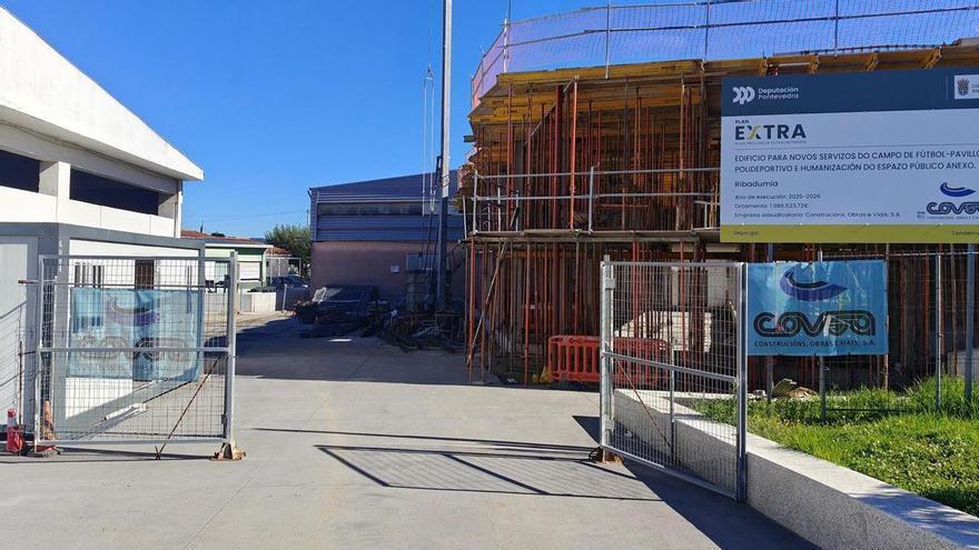 Somos Ribadumia denuncia que la obra del campo de fútbol «complica» los accesos al colegio