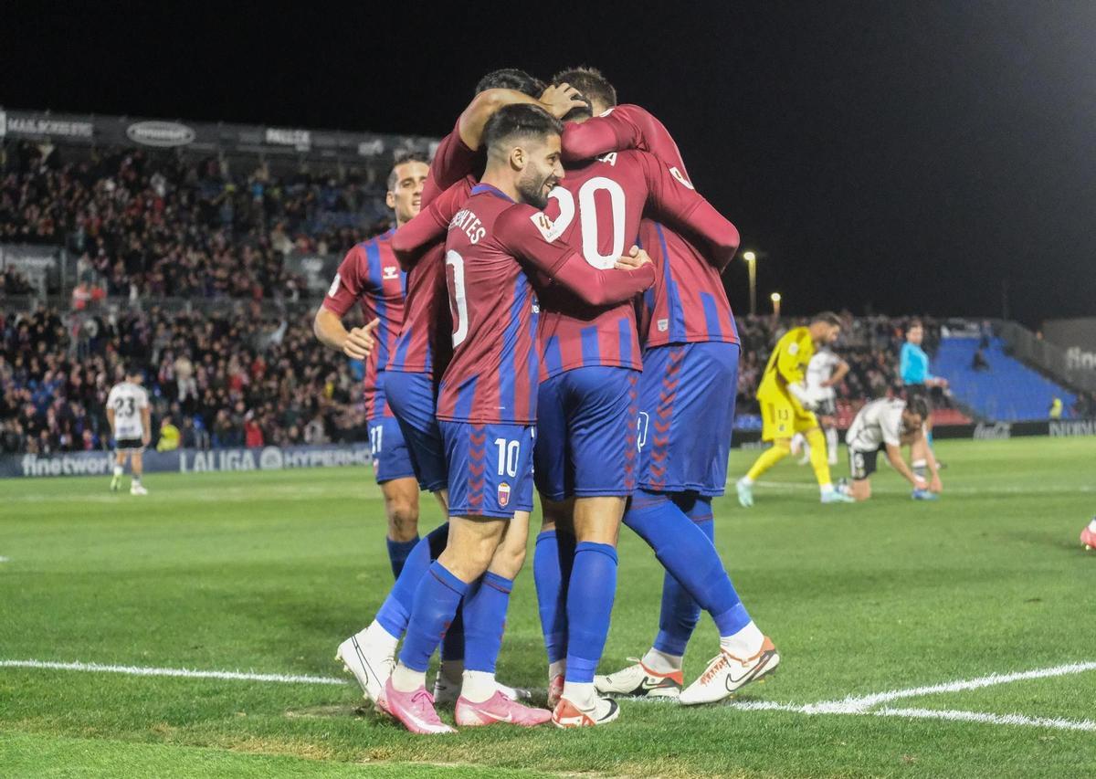 Jugadores del Eldense celebran un gol en el partido de ida frente al Burgos