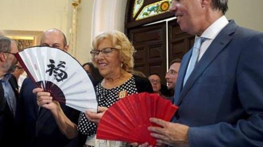 Carmena defiende la tarjeta de vecindad como solución para los manteros