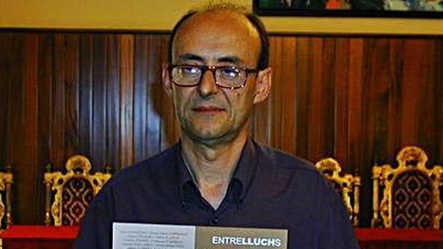 Rafael Pascuet, presentant el llibre sobre Ernest Lluch (2001).