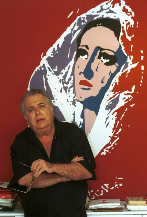 El pintor junto a una de sus obras, septiembre del año 2000.