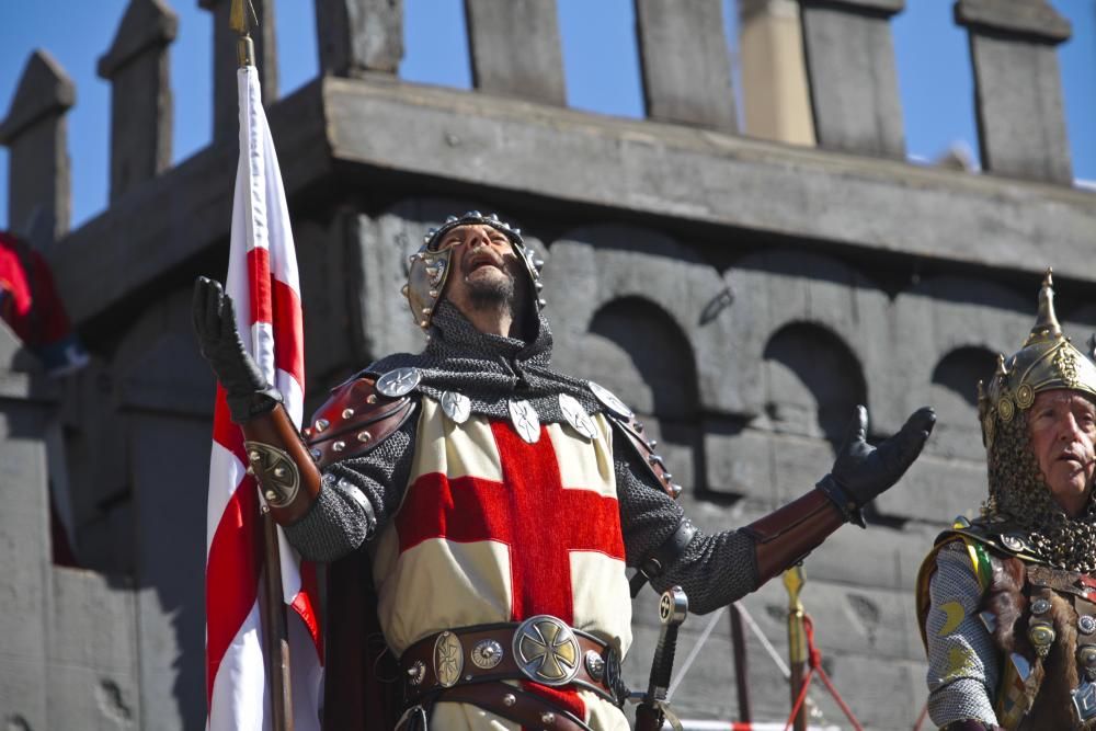 Dos espectaculares y ruidosas batallas transportan a Alcoy al lejano año de 1276