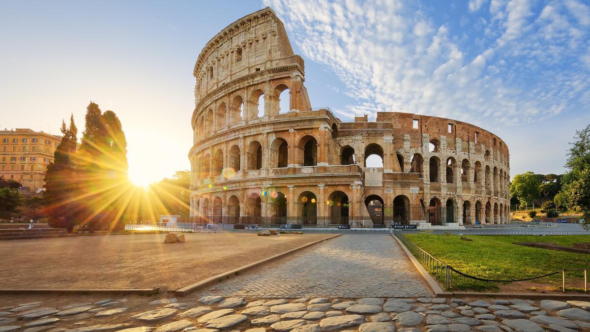 Un visitante atenta contra el Coliseo Romano al tallar su nombre y el de su novia en la pared