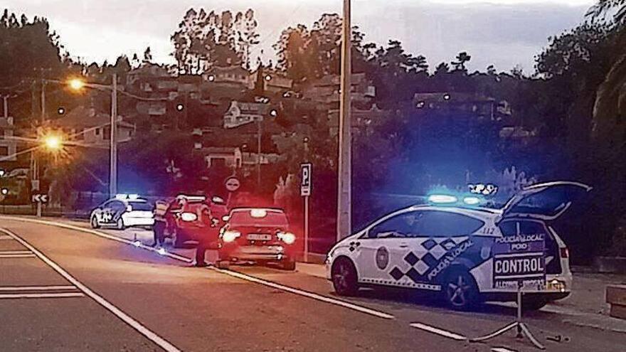 La Policia Local de Poio durante el control. // FdV