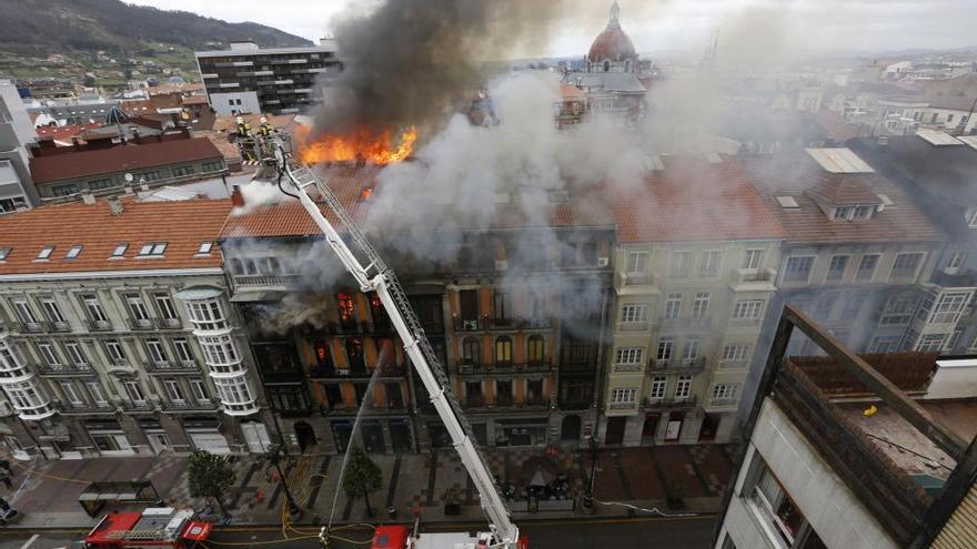 Cronología: Las llamas arrasan un edificio en el centro de Oviedo