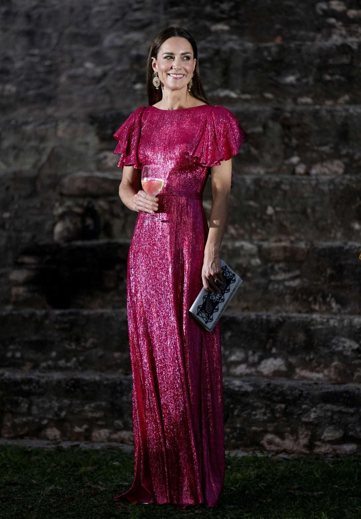 Kate Middleton con vestido fucsia largo de The Vampire's Wife