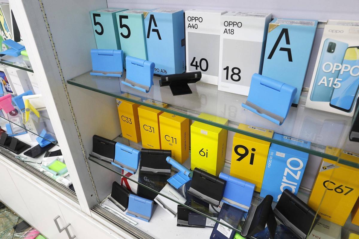 Girona. Carrer Joan Maragall 50. Robatori botiga de telefons mobils Sky Tec.