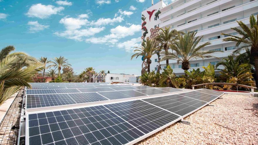 Placas solares instaladas en un hotel de Eivissa. | REDACCIÓN