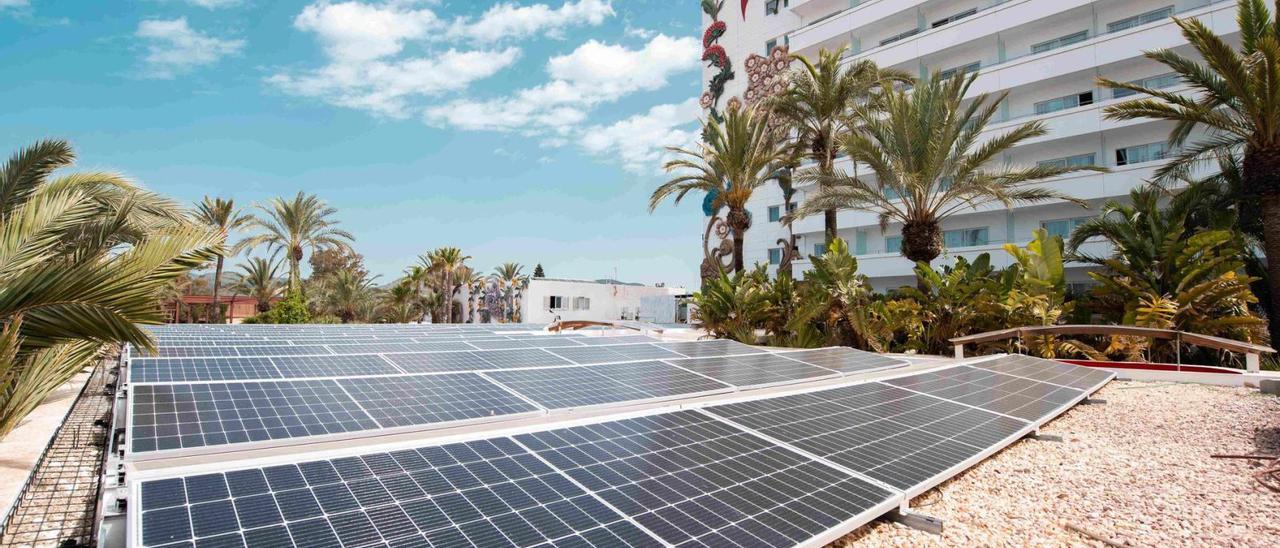 Placas solares instaladas en un hotel de Eivissa. | REDACCIÓN