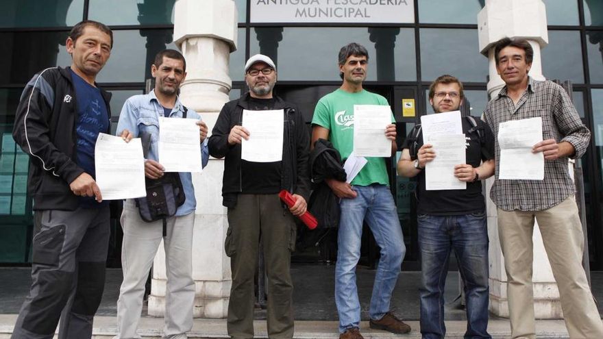 Trabajadores de &quot;Gijón Inserta&quot;, a la entrada del Registro municipal.