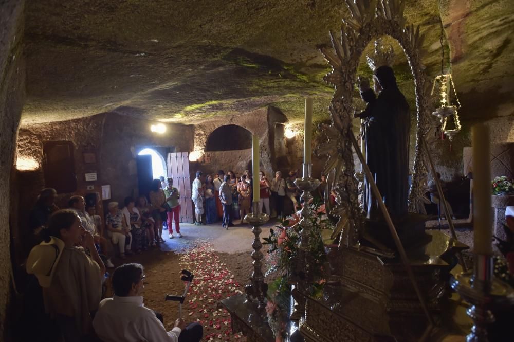 Bajada de la Virgen de la Cuevita desde la ...