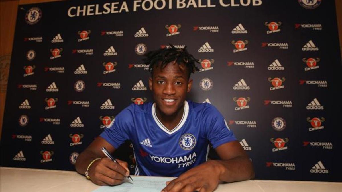 Batshuayi jugará en el Chelsea las próximas cinco temporadas