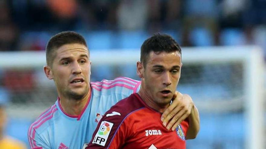 Fontás marca a Álvaro, del Getafe, en Balaídos.