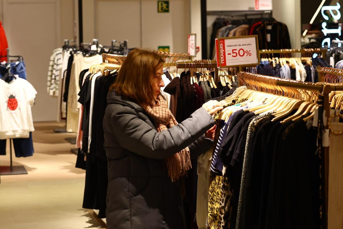 En imágenes | Comienzan las rebajas de invierno en Zaragoza
