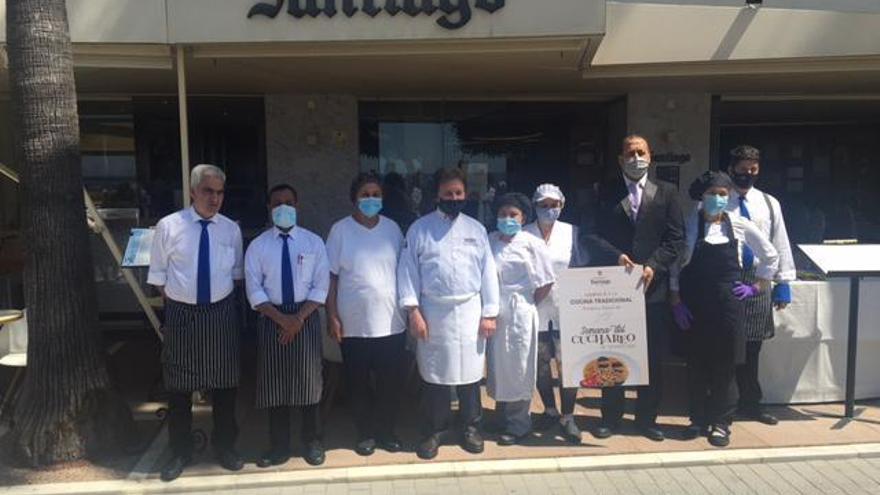 Santiago, junto a los trabajadores de su restaurante