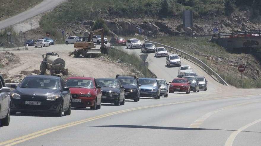 Retenciones en el acceso de Meira, en la tramo en obras de la futura Autovía. // Santos Álvarez