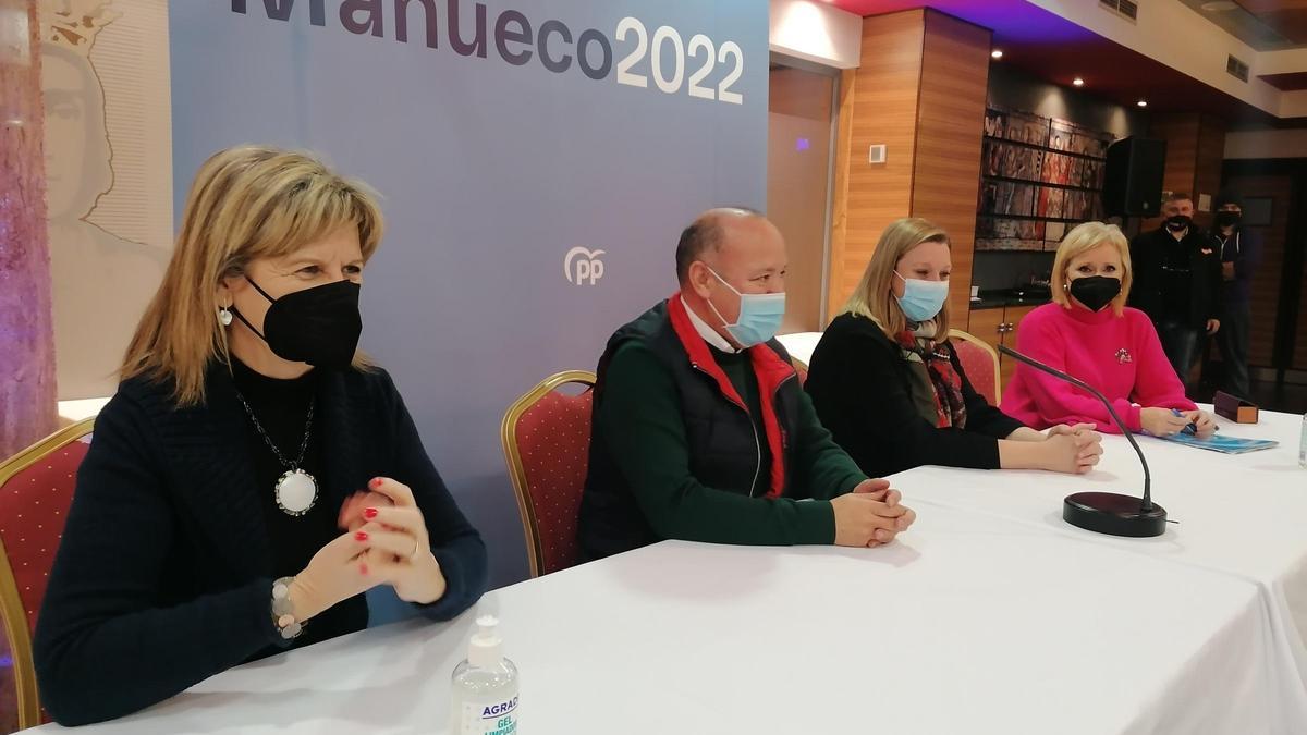 Blanco, segunda por la derecha, con otros responsables del PP en el encuentro celebrado en Toro