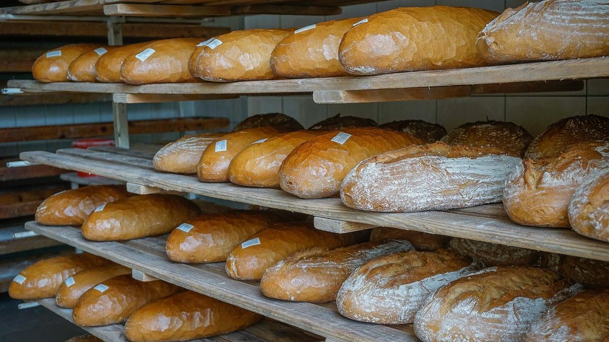 Muchas barras de pan apiñadas en un estante
