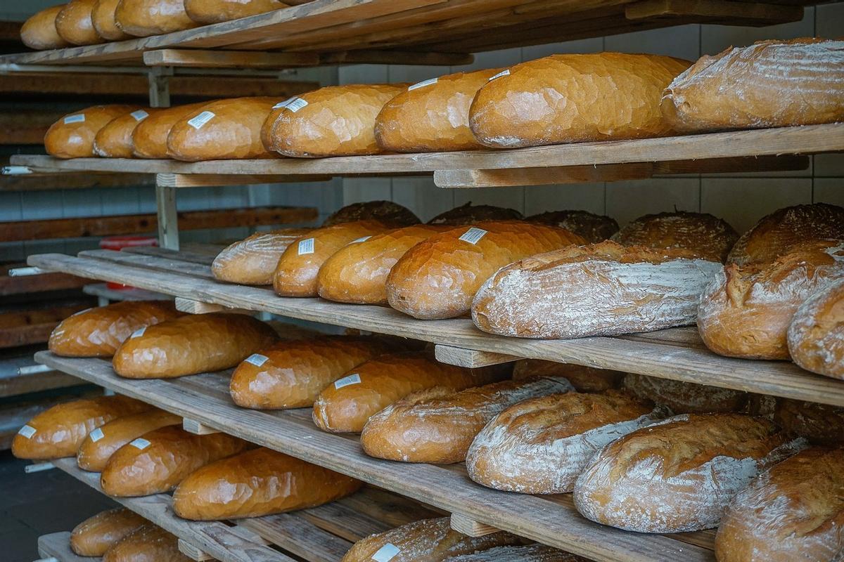 Muchas barras de pan apiñadas en un estante