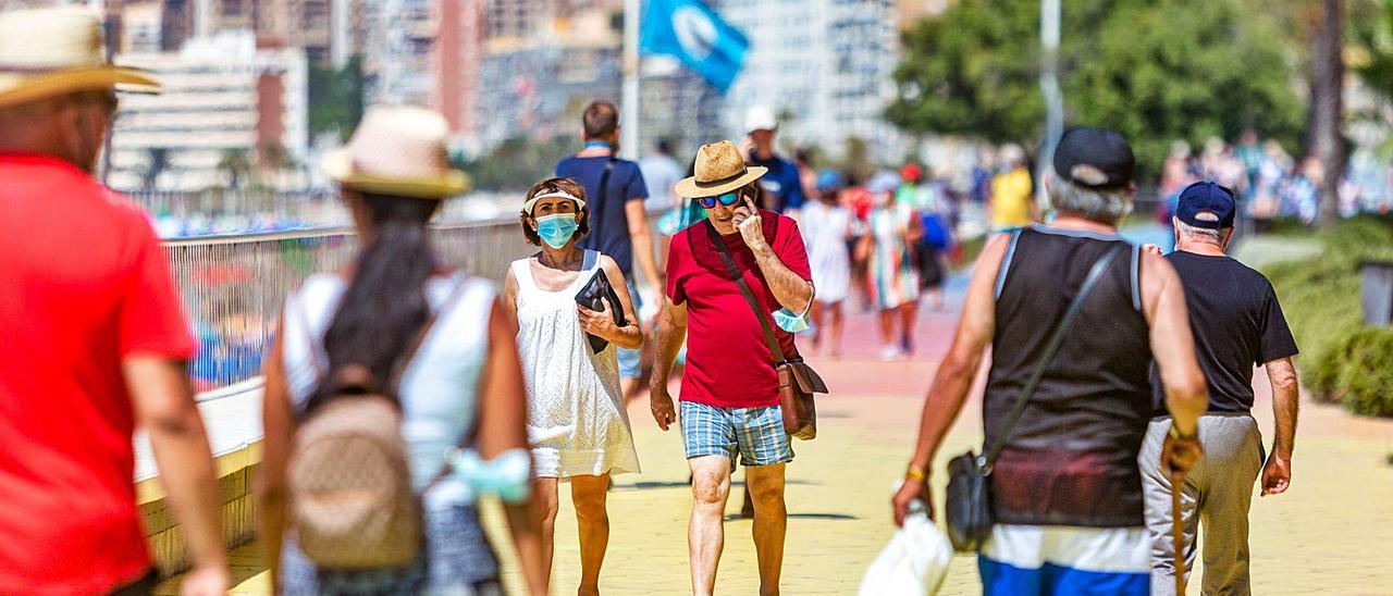 El paseo de Poniente de Benidorm con gente con y sin mascarilla.