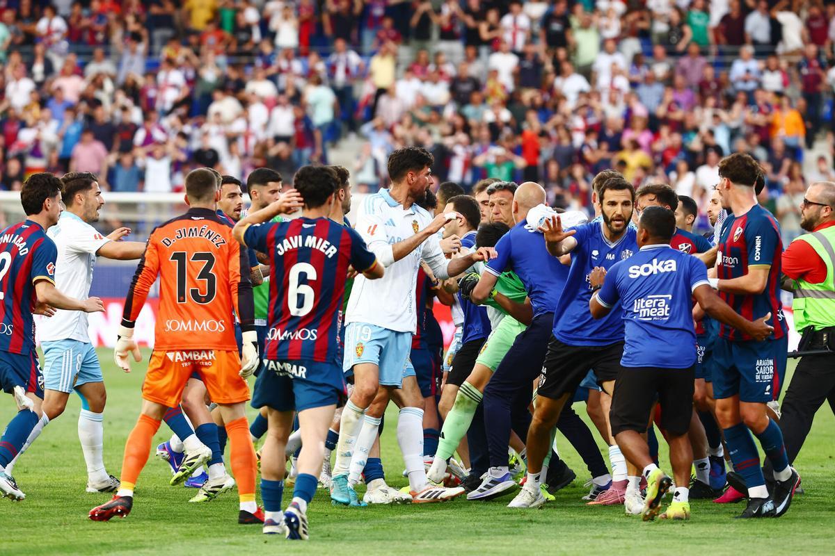 La tangana final en el partido Huesca-Real Zaragoza, en imágenes. La tangana final en el partido Huesca-Real Zaragoza, en imágenes.
