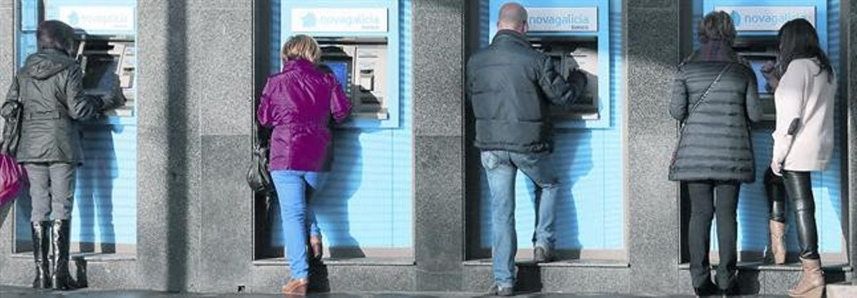 Clientes de Novagalicia Banco sacan dinero en los cajeros