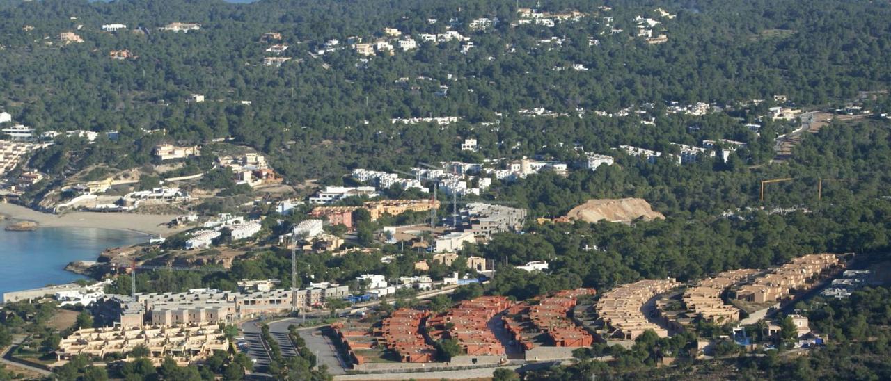 En primer plano, el sector que invade, a la derecha, una ANEI y, al norte, en la zona arbolada, la zona pendiente de desarrollo. | CÉSAR NAVARRO