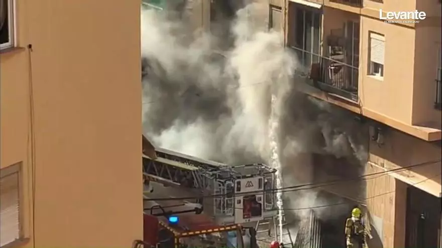 Los bomberos continúan trabajando desde el exterior de los bajos de la calle Picayo