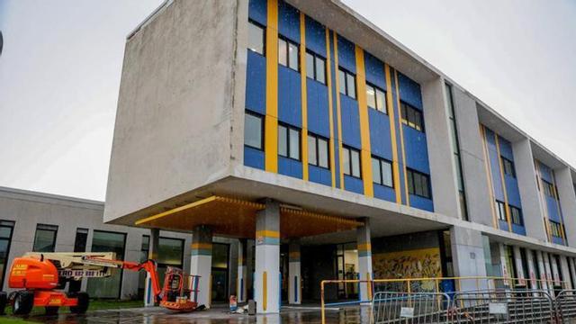 Obras en el colegio A Lomba, durante los desprendimientos del pasado invierno. | IÑAKI ABELLA
