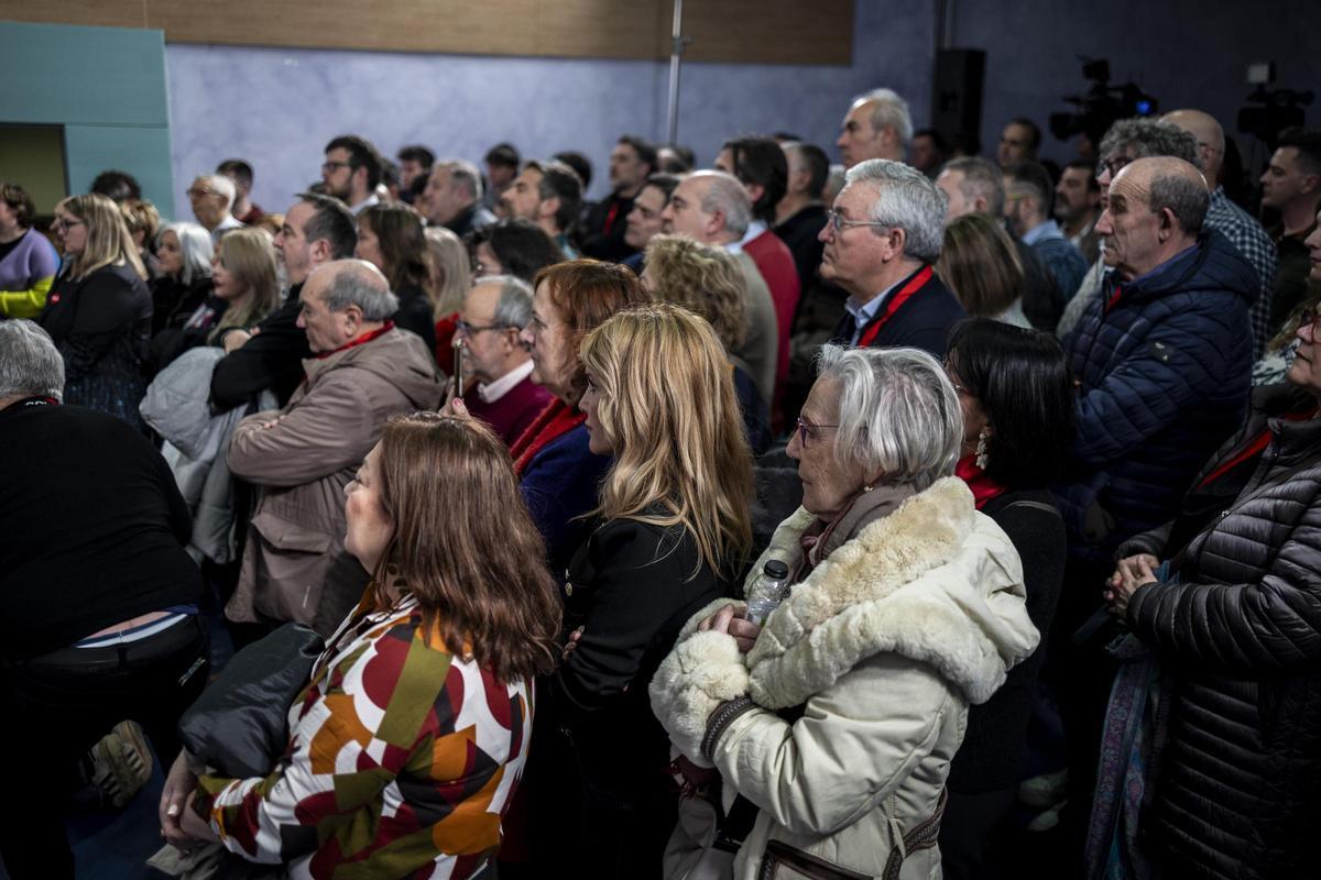 Militantes socialistas en la sede, en la noche electoral.