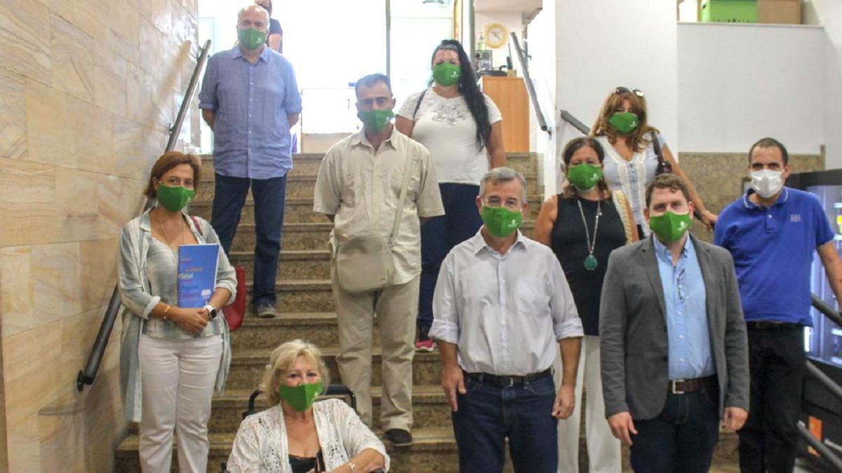 Foto de familia tras la firma del acuerdo de cesión de la parcela entre el Ayuntamiento de Estepona y Afesol.