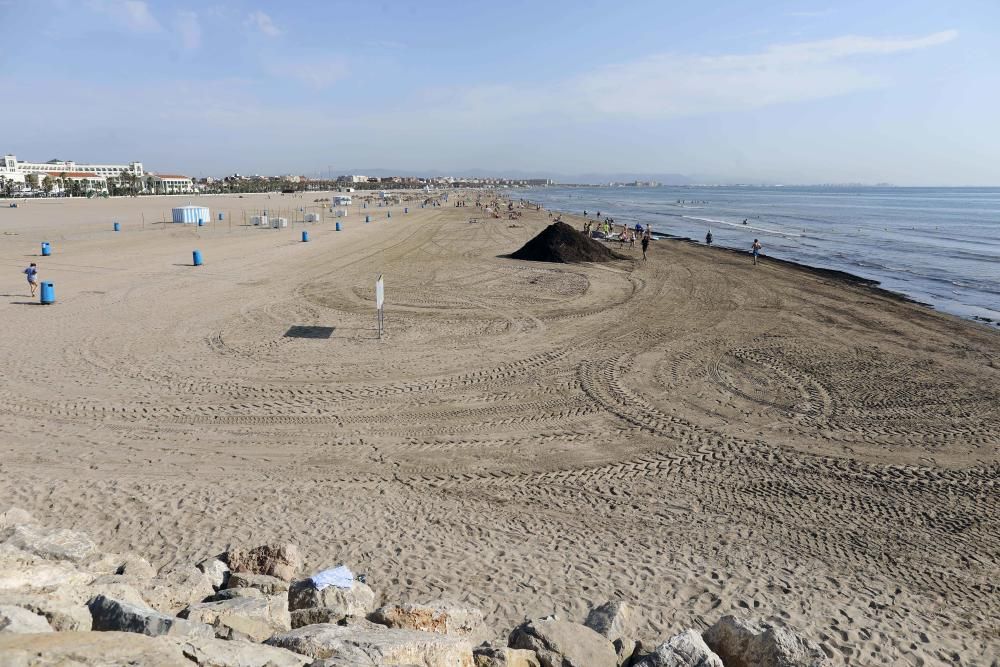 La playa de la Malva-rosa en València esta mañana de San Juan, a las 9.00 horas, ya estaba llena de gente.