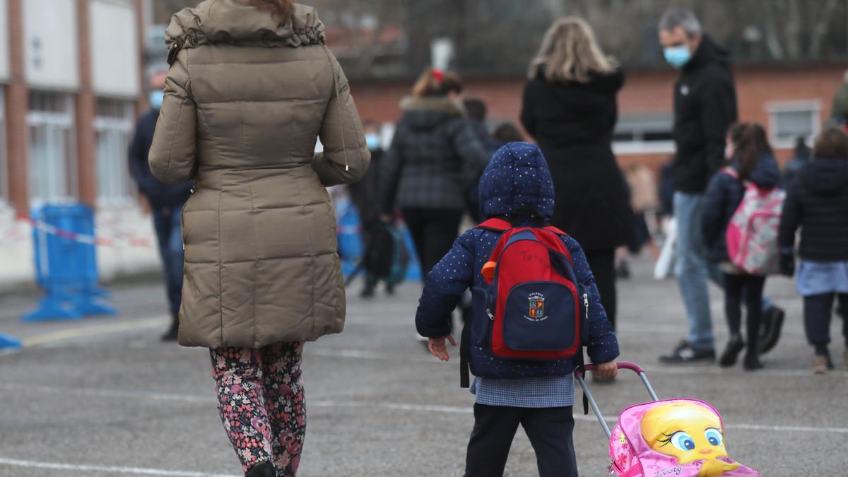 Una niña a su llegada al primer día de clase presencial tras la Navidad.