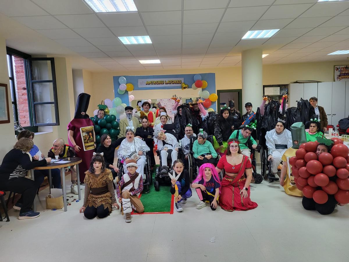 Los participantes en el carnaval de Latores.