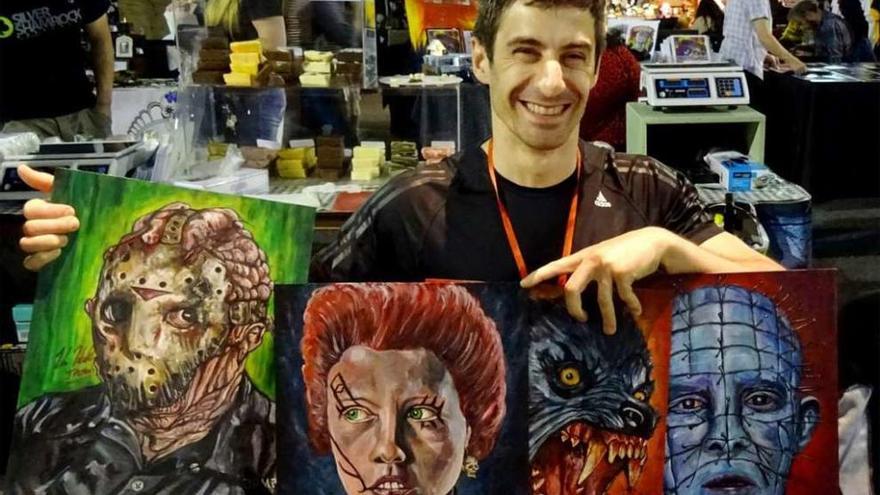 El gallego José Antonio Méndez, con sus retratos de personajes de películas de terror, en la convención británica.