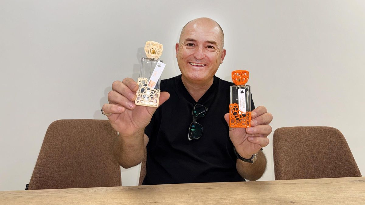 Imagen de Sid Martens con los perfumes de pastel de horchata y naranja.