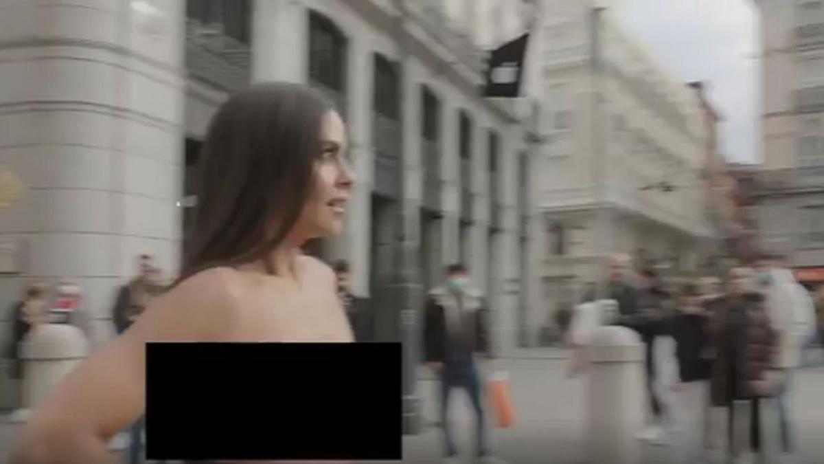 Pedroche se pasea desnuda por el centro de Madrid.