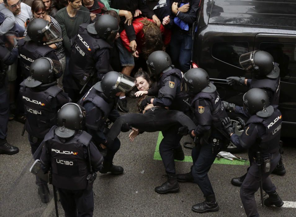 Momento de tensión entre una mujer y varios agentes policiales.